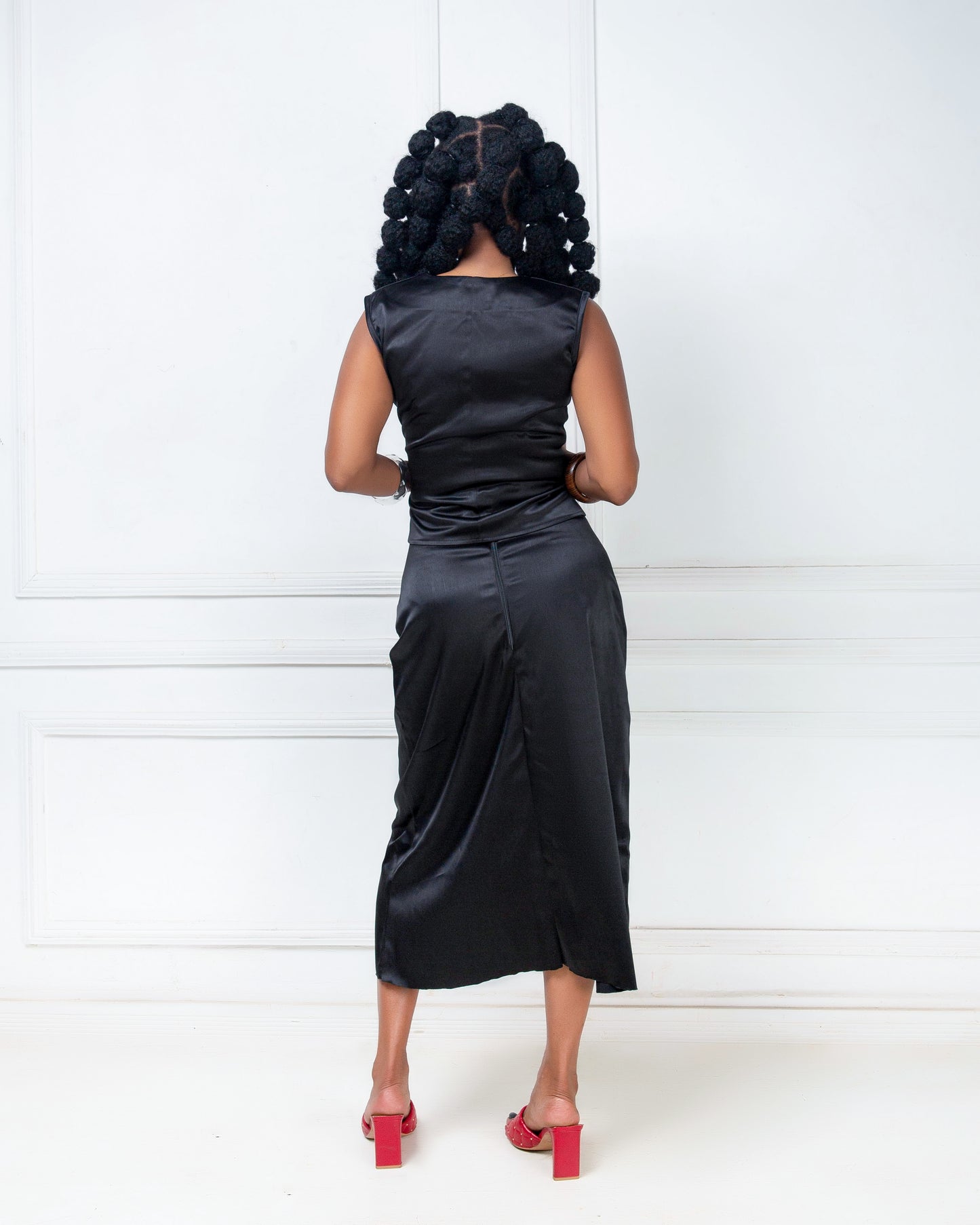 Woman wearing a black two -piece skirt set