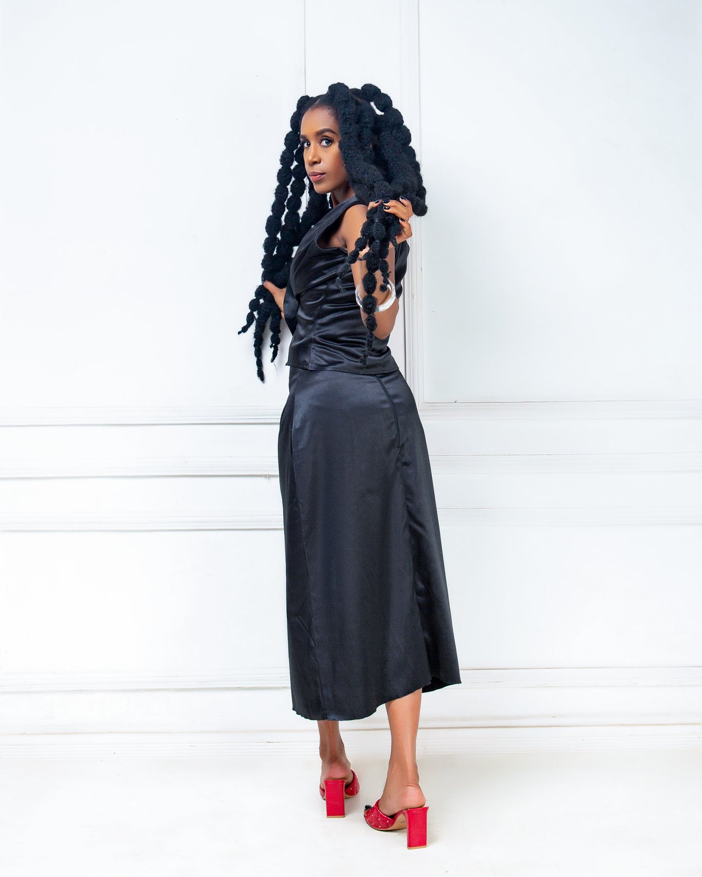 Woman wearing a black two -piece skirt set