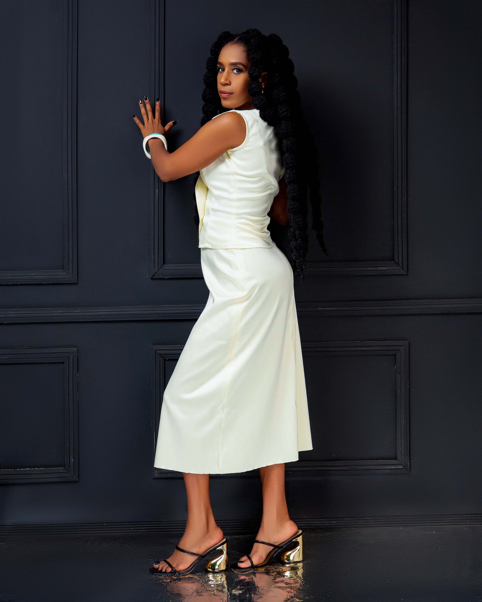 Woman wearing a white two -piece skirt set