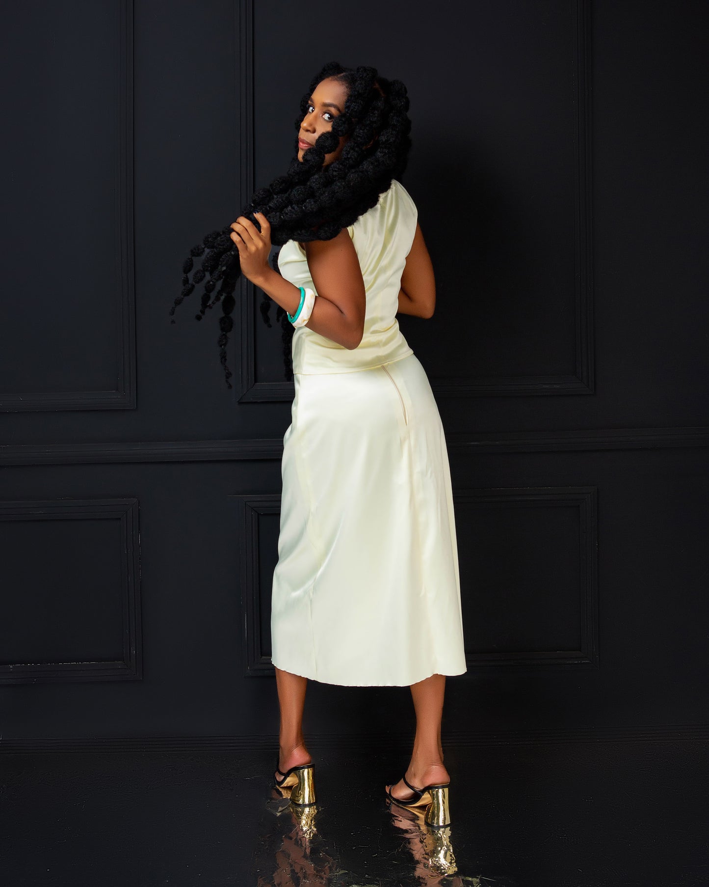 Woman wearing a white two -piece skirt set